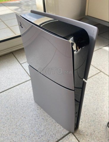 Ps5 très bon état 2 manettes et 3 jeux