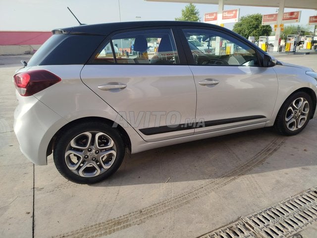 Hyundaii20