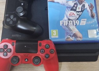 ps4 slim 1 TB, 2 manettes et CD GTA et FIFA 19