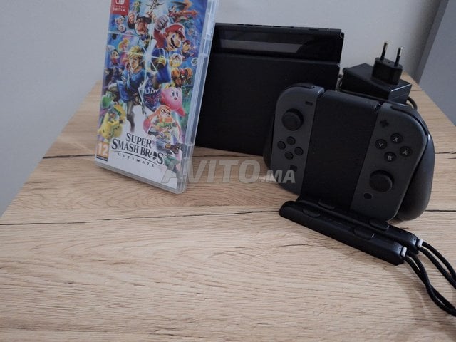 Switch avec jeu et pochette.