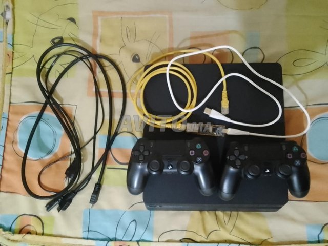 Ps 4 slim flashé 1TB avec 2 manette fih 26 jeux