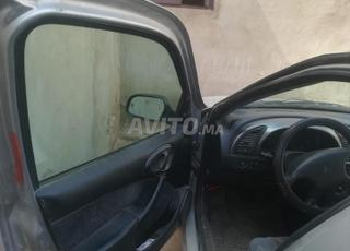 سيارة نقية محترمة للعائلة والسفر 