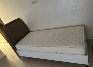 Lit individuel avec matelas en bon état
