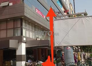 مكتب في وسط المدينة على الواجهة الرئيسية