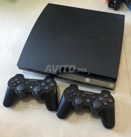 ps3 slim avec 2 manette et plusieurs de 10 jeux