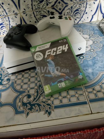 xbox one s avec 2 mannette et CD fc 24