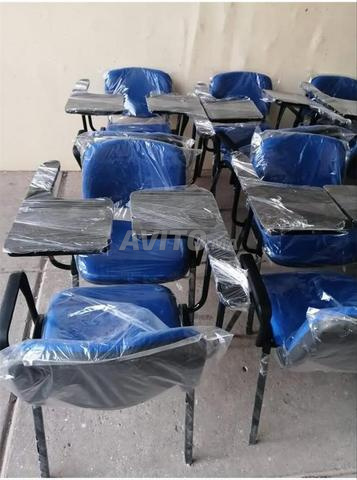 chaise avec écritoires en couleur disponible 