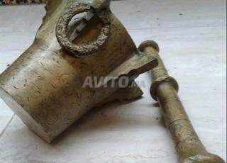 Pièce en cuivre ancienne et lourde