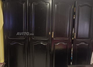 je mets en vente une armoire de vêtements 