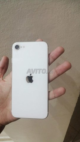 iphone se 2020 fih mochkila dyal carte mere