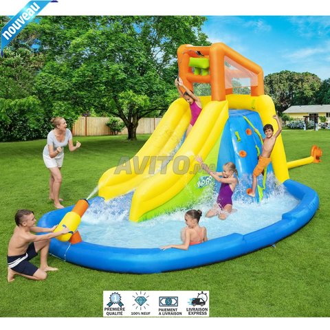 Centre De Jeux Aquatiques Avec Toboggan