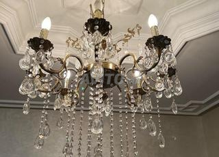 Un lustre en cuivre.