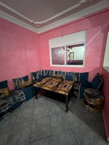 Salon moderne équipé.