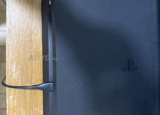 une playstation 4 slim de 2018 et  une manette 