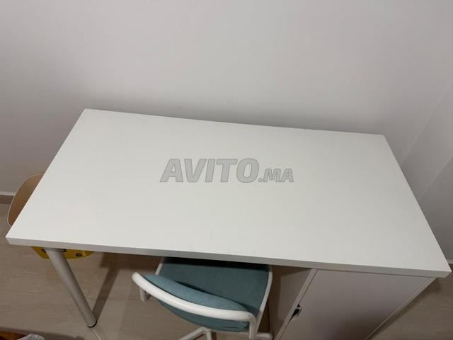  مكتب لا زال جديدا للبيع للكبار والصغار مع كرسي