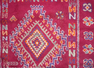 سجادة عريقة من الصوف الحر لها اكثر من 50 سنة