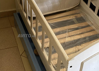 Lit enfant et tiroir rangement plus matelas 