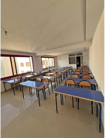 équipement mobilier et table et chaise  