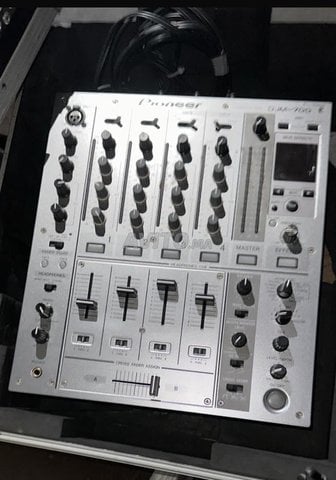 Table de mixage DJM 700 avec effets 