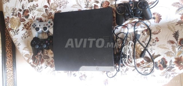 PS3 slim 320 gb plein jeux avec 3 mannettes 
