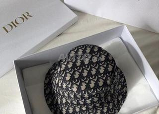 قبعتين من Dior