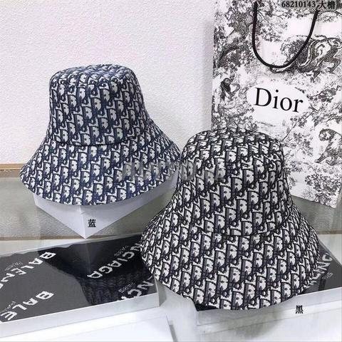 deux chapeaux originaux de chez Dior 