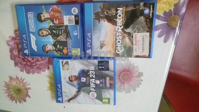ps4 avec deux manettes câble 4 metre et 3 jeux 