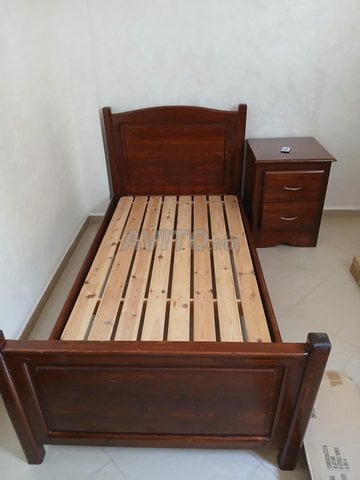 lit simple pour enfant avec table de nuit 