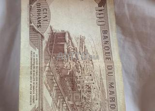un billet de 100DH marocains , émis en 1985