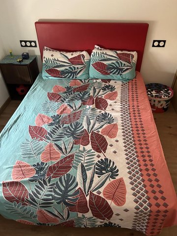 lit ,sommier , matelas, tete de lit  , couette 