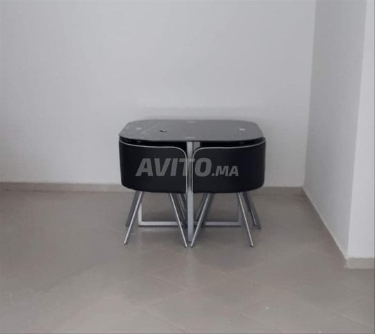 table à manger avec 4 chaises en très bon état 