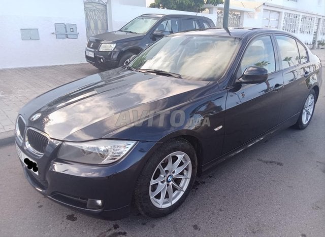 BMW serie 3 essence modèle 2011 