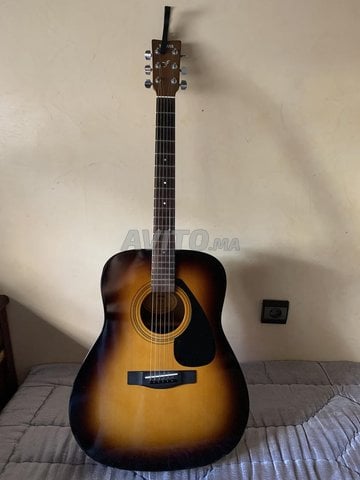 🎸 Yamaha F310TBS et housse Fender et capo