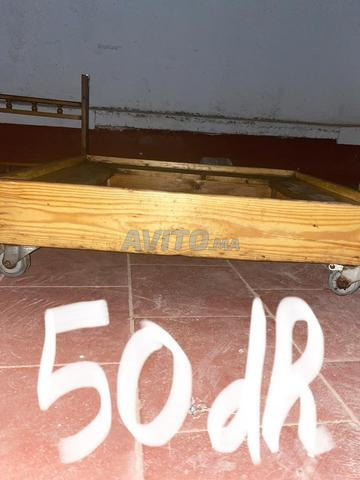 رفوف خشبية des étagères en bois