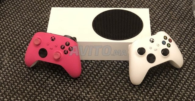 Xbox Series S avec deux manettes originales.