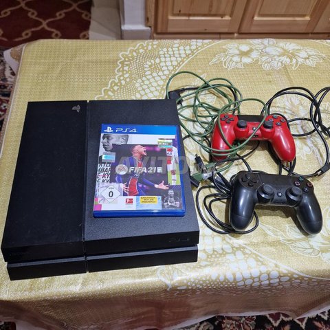 PS4 plus 2 manettes plus FIFA 21
