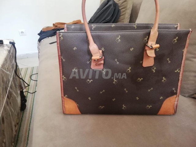 Sac à main Petusco marron motifs dorés 