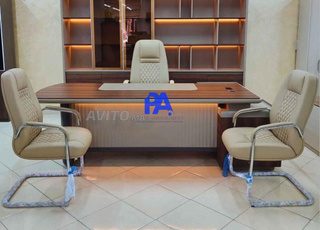 bureau avec retour et chaise/ Table basse /VITRINE