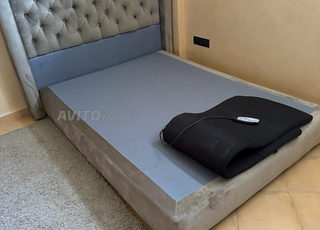 Grand lit double tapissé 