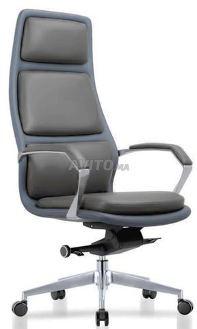 Des fauteuils en simili cuir en promo 