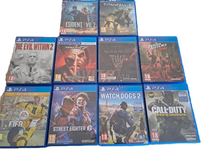 ps4 avec deux manettes et 5 jeux