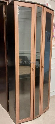 vitrine en bois avec des étagères en verre
