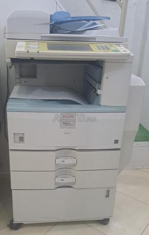 آلة تصوير سوداء