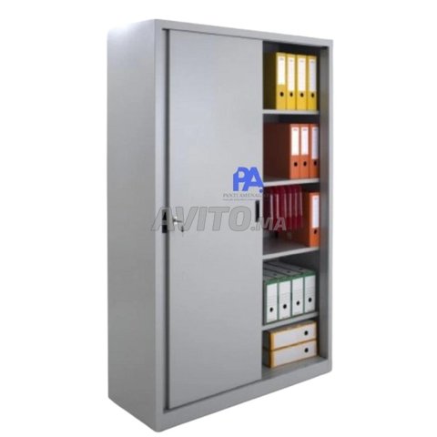 armoire métallique avec étagères