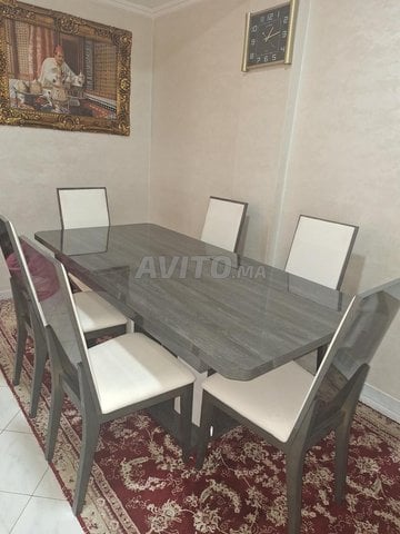 table 6 chaises et vitrine 
