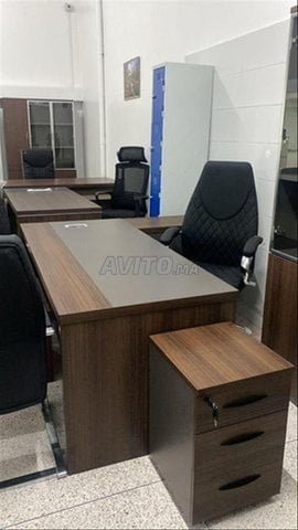 bureau de direction avec routeur et caissons
