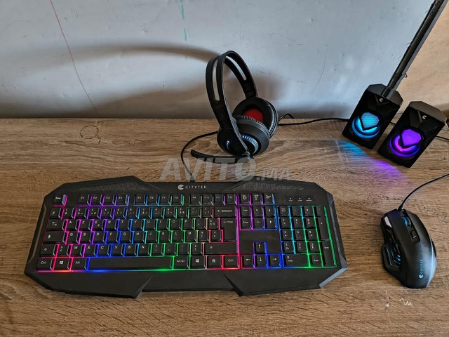 clavier souris casques haut parleurs