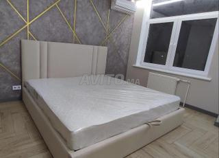 Lit design en cuir beige