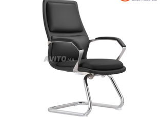 Des fauteuils en simili cuir 