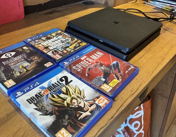 PS4 Slim avec 4 jeux -Excellent état prête à jouer